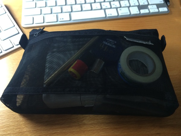 2013-12-14 12.14.49.jpg これがポーチ。ジッパーのポケットが大小ある。